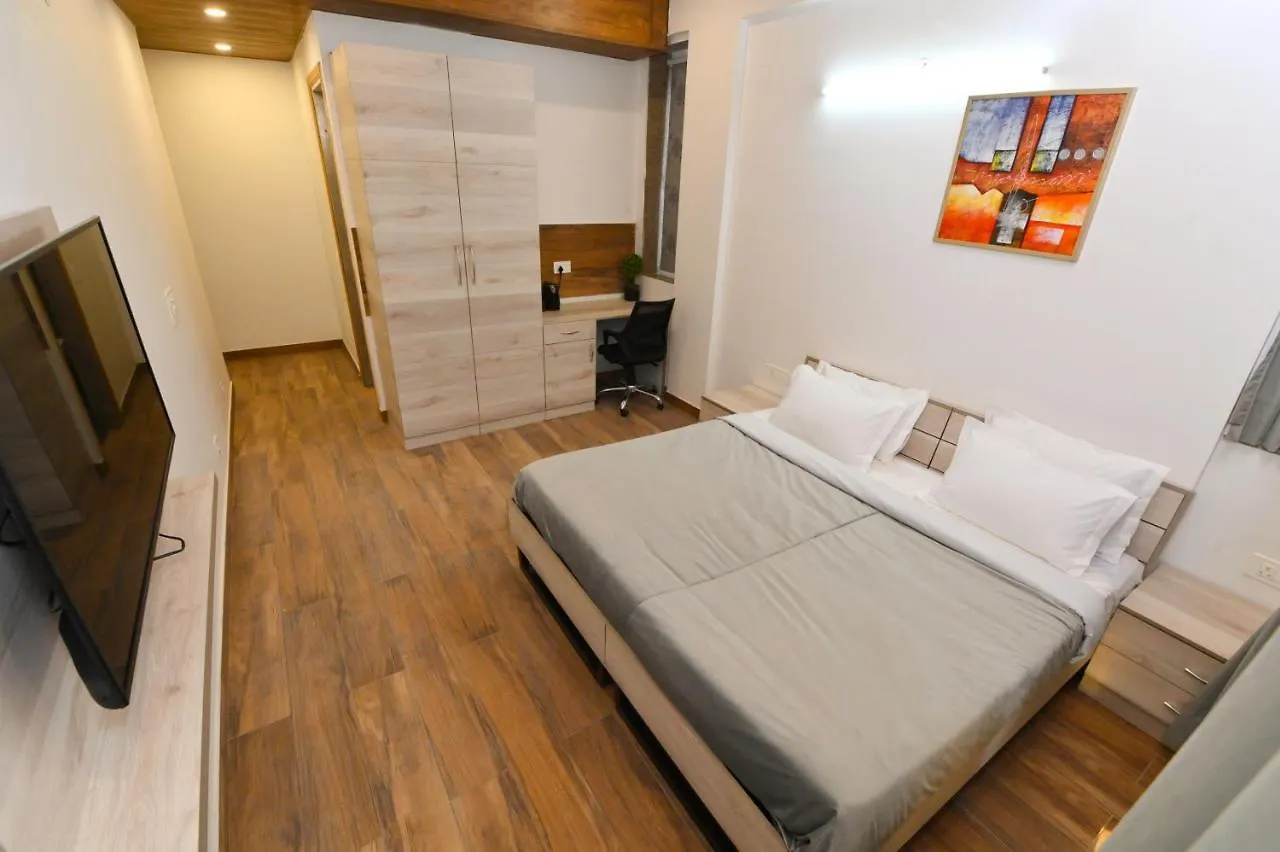 Stay Studio Hotel & Residences 구르가온