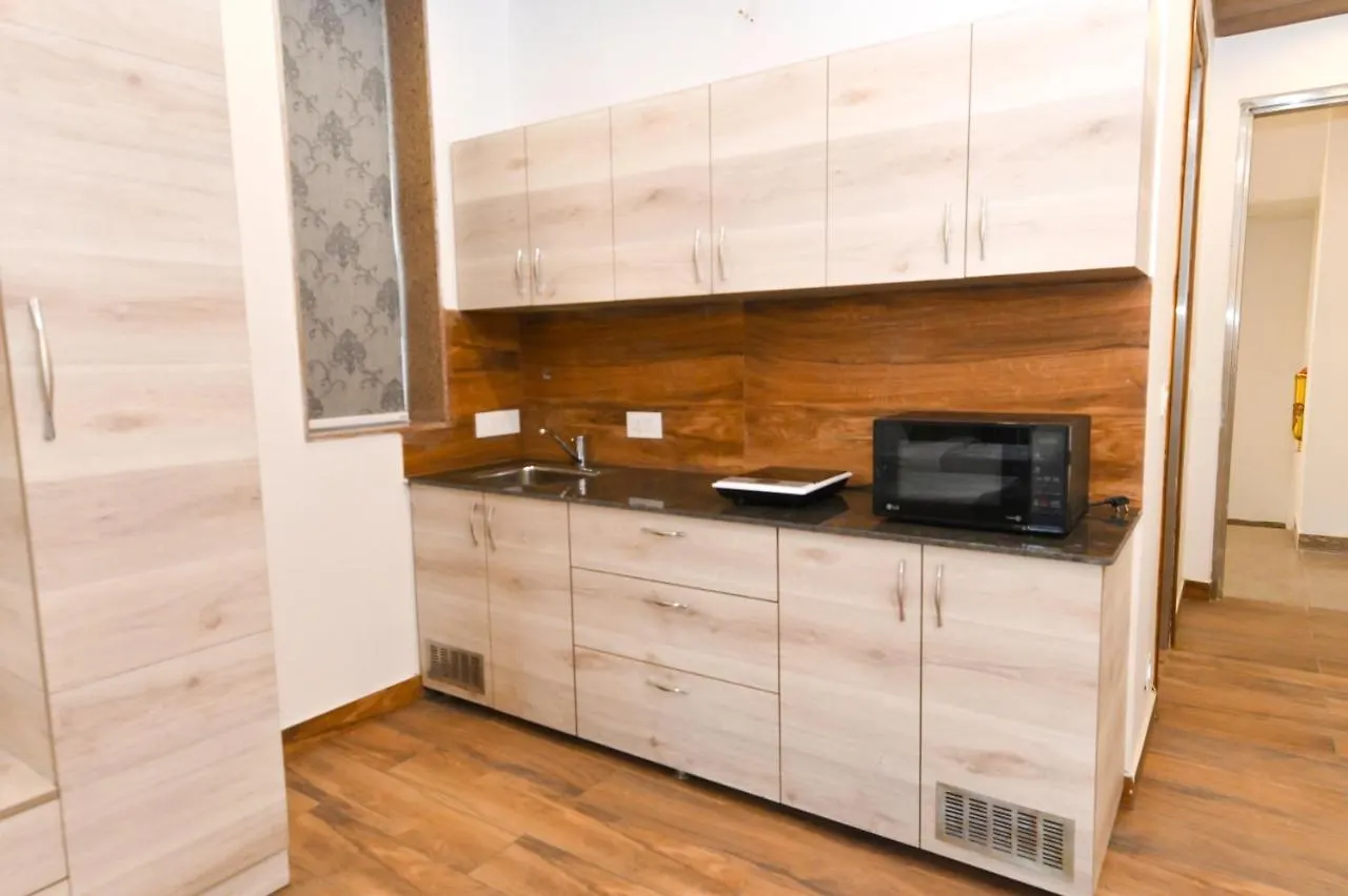 Stay Studio Hotel & Residences 구르가온 게스트하우스